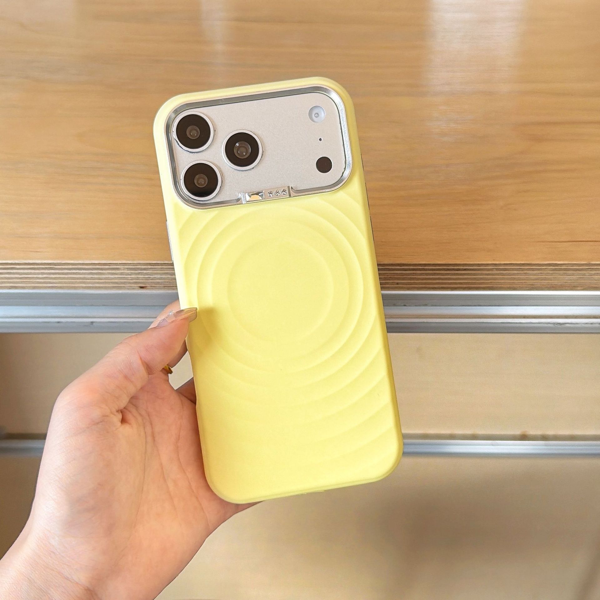 闪钻波漾磁吸适用iPhone18promax手机壳独立五金镜头框苹果17保护