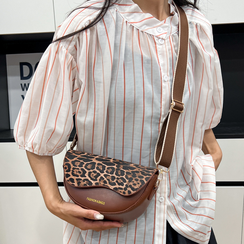 Retro Leopard Print Shoulder Bag Versatile Textured Saddle Bag_voghion.com