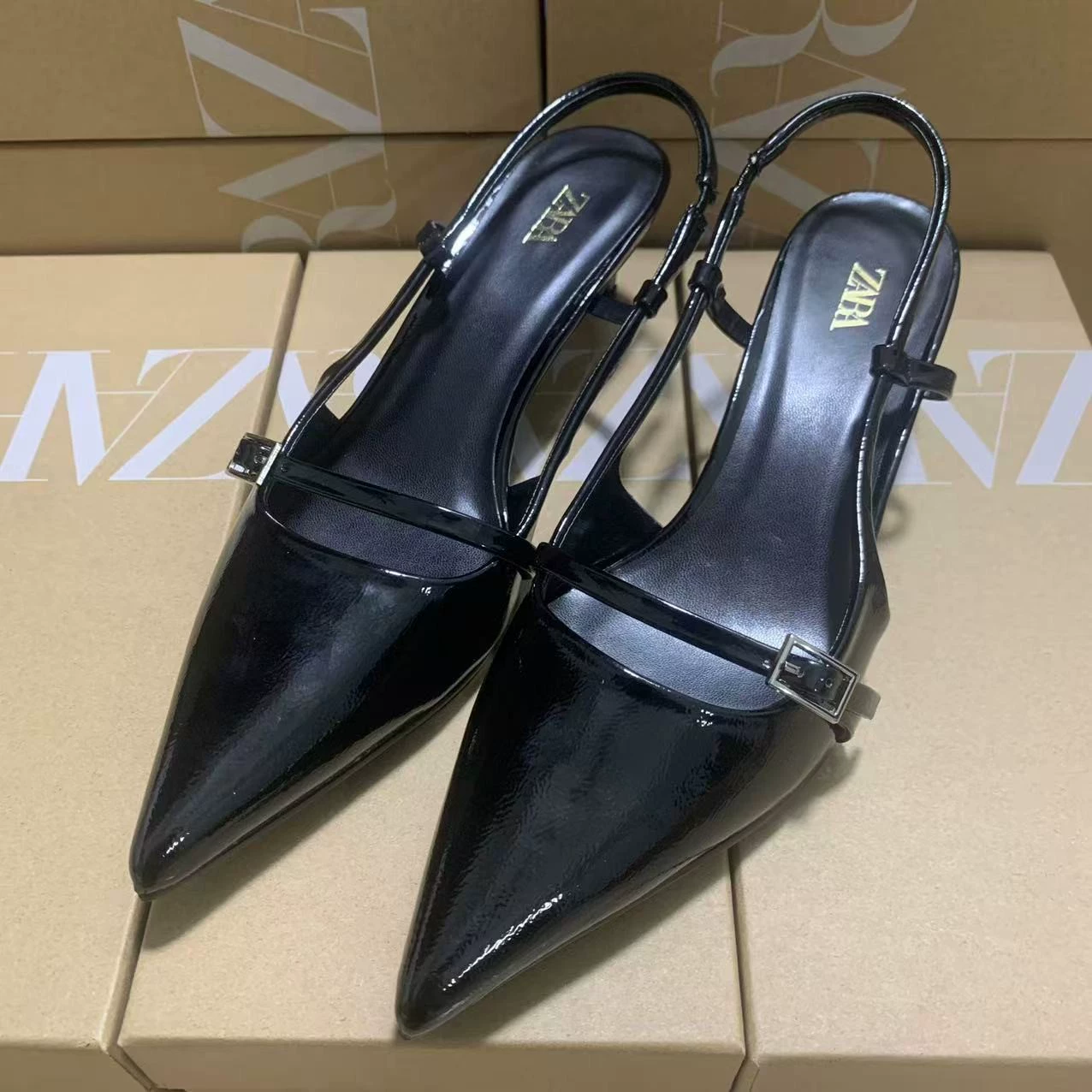 Прямые продажи от фабрики ZA: новые испанские сандалии для женщин 2025 года с острым носком, красные, с одной линией застежки, неглубоким вырезом и ажурной задней частью.