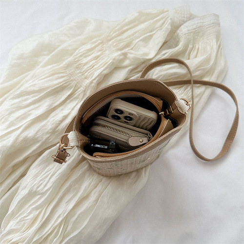 This year's popular small bags for women  new summer fashion trendy shoulder crossbody bag Internet celebrity lace straw bucket bag