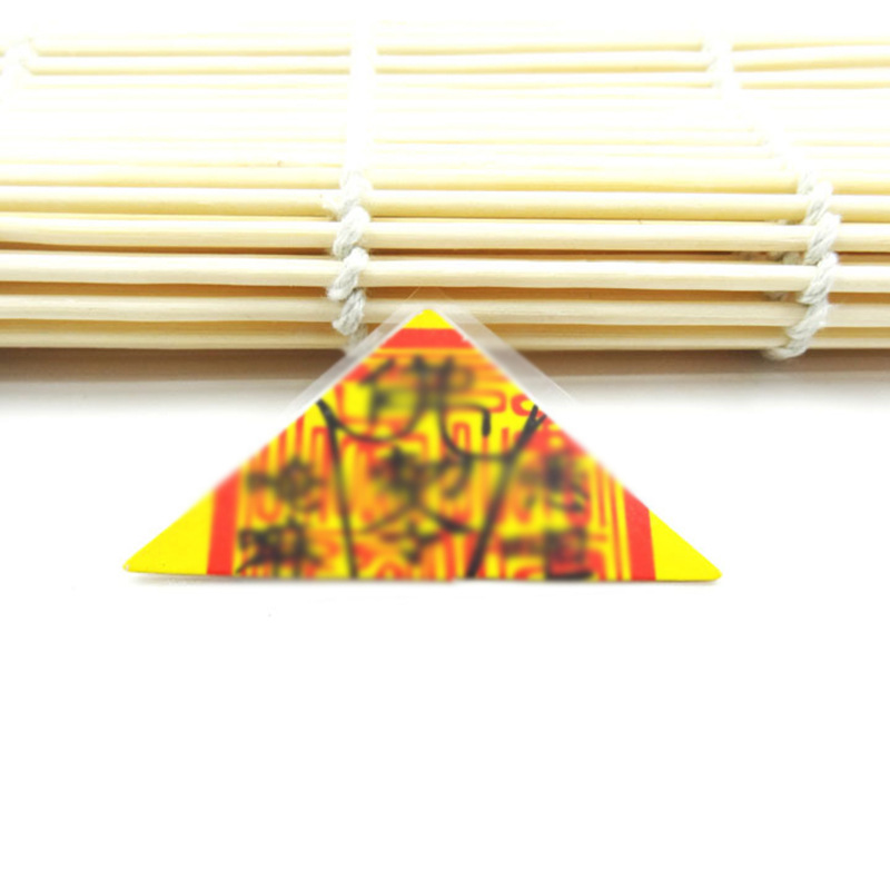 Tarjeta triangular de papel laminado con esquinas redondeadas, aproximadamente 50*65 mm, amuleto auspicioso