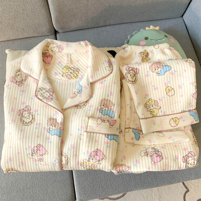 空気の綿のパジャマの女性の長袖の秋冬のタイプのサンドイッチの厚いスーツの日本の花のカーディガンの家庭服の春秋