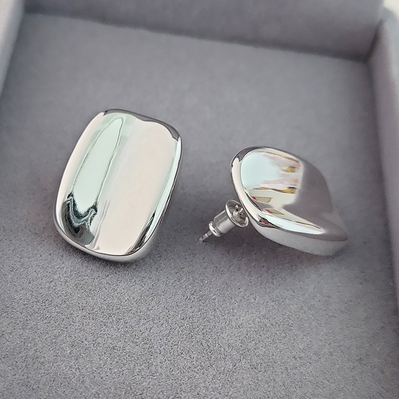 Estilo de moda simple diseño brillante material de latón galvanizado oro y plata brillante deslumbrante temperamento elegante aretes para mujeres