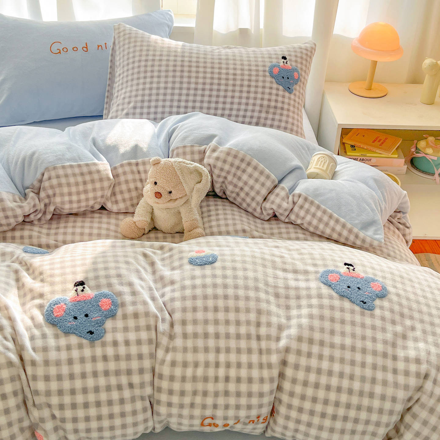 Invierno de dibujos animados de leche de seda cama de cuatro piezas en invierno de seda de coral calentamiento sábanas cubiertas de cama de tres piezas