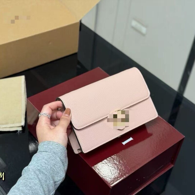 Gucci women's leather shoulder bag, new WOC series, with a delicate and comfortable feel, stylish and elegant Gucci women's leather shoulder bag, new WOC series, with a delicate and comfortable feel, stylish and elegant