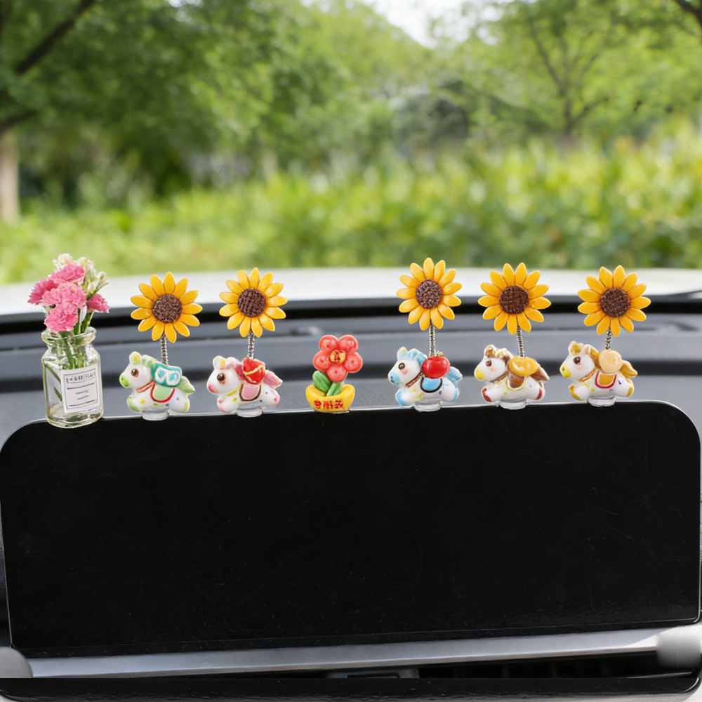 2026 nuevo año del caballo pequeños adornos de automóvil para hacerse rico ponies girasol oscilante decoración de consola central del automóvil