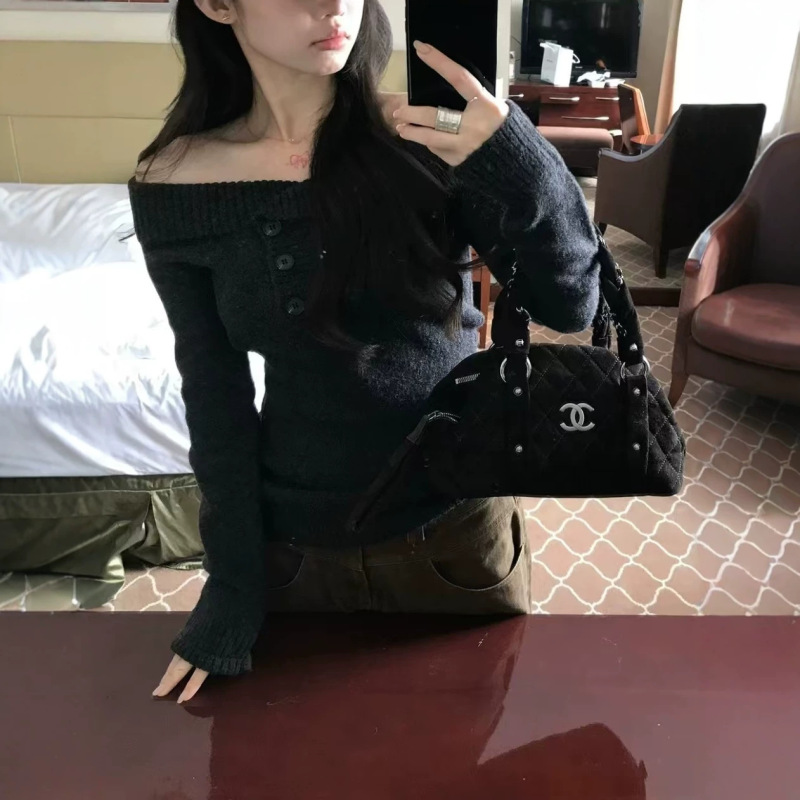 Korean-style design gray buttoned off-shoulder sweater for women, autumn and winter, trendy and slim-fitting, with exposed shoulders Korean-style design gray buttoned off-shoulder sweater for women, autumn and winter, trendy and slim-fitting, with exposed shoulders