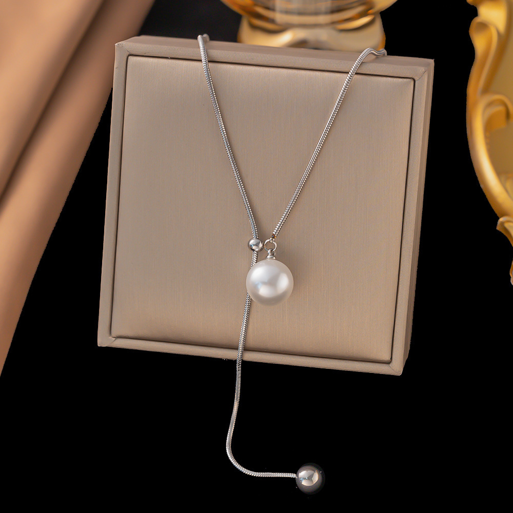 [collar de acero de titanio dorado + acero] collar de amor de nicho con cadena de clavícula avanzada en la moda de lujo ligero femenino