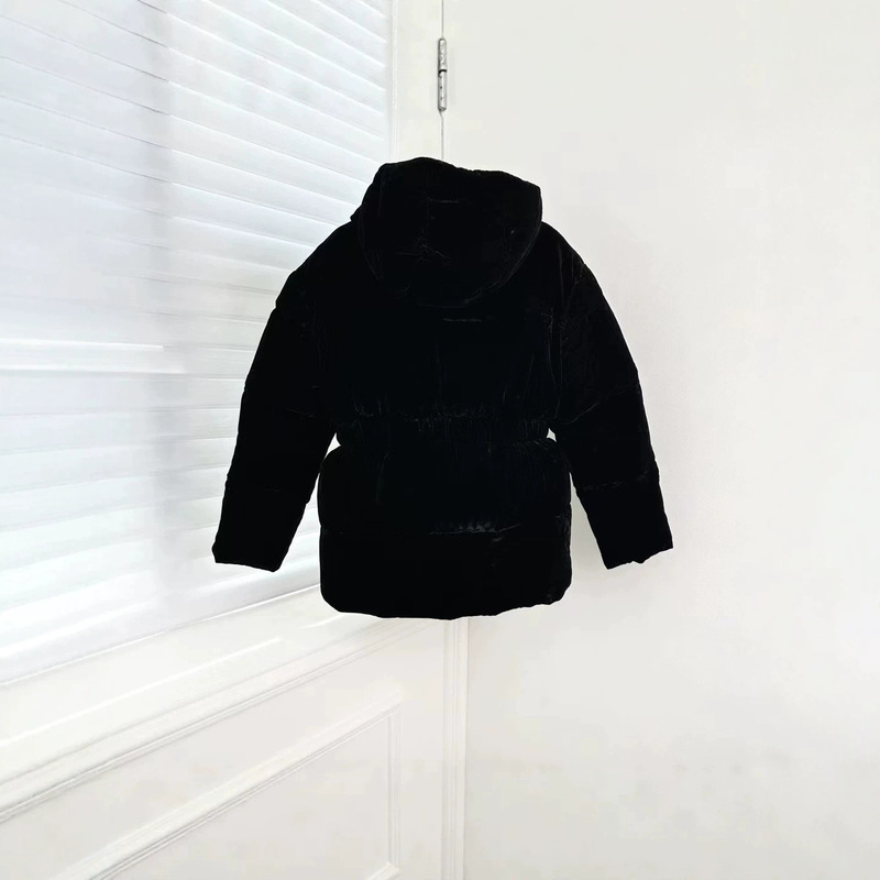 High-end P brand new winter women's down jacket with gold velvet hood, metal triangle plate, elastic waistband, and zipper High-end P brand new winter women's down jacket with gold velvet hood, metal triangle plate, elastic waistband, and zipper
