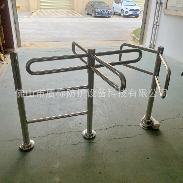高速服务区超市进出口单向旋转半高十字道闸不锈钢成品辊闸导向器