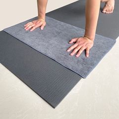ヨガの小さいサイズの汗タオルの滑り止めの小さいタオルは汗を吸います。