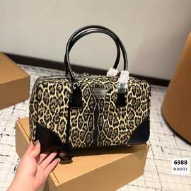 豹纹高级简约旅行包新款小众高颜值瑜伽健身包通勤斜挎手提单肩包