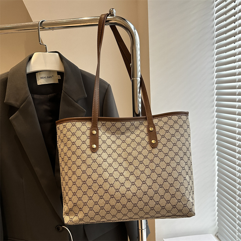 Bolso Tote personalizado de paso relajado de gran capacidad 2025 nuevo hermoso bolso de hombro de moda de nicho con textura bolso femenino