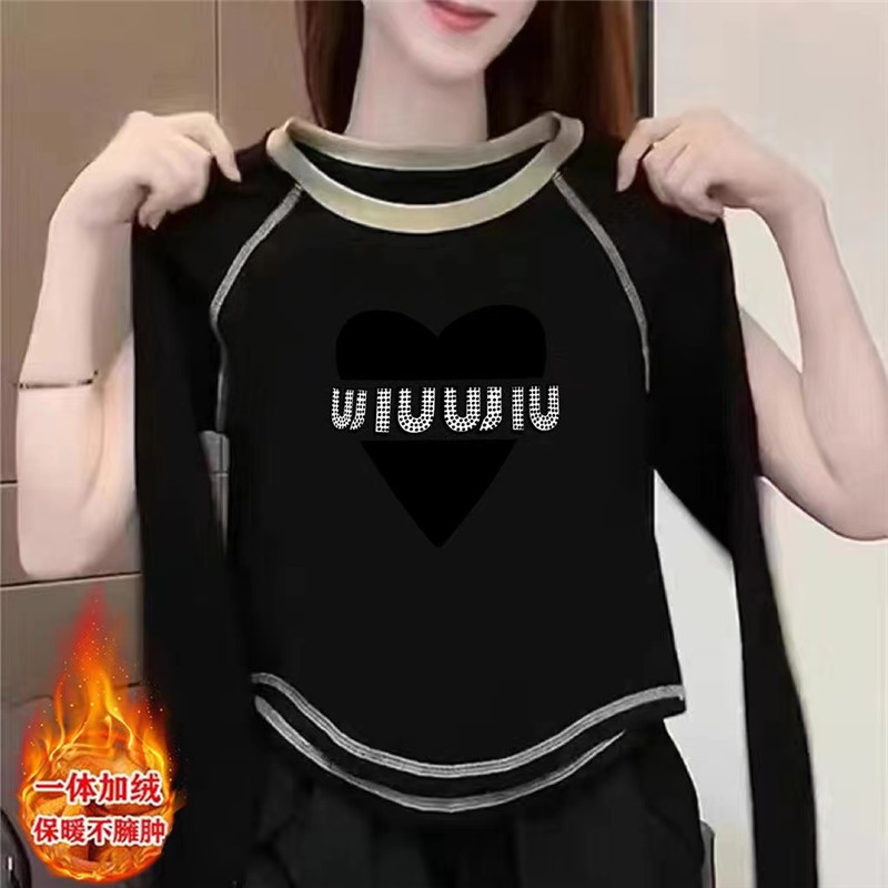 デコルテの底のシャツの女性の秋冬のベルベットの厚い丸首の黒色の中で長袖のtシャツの短いタイプの色の独特な上着を合わせます。|undefined