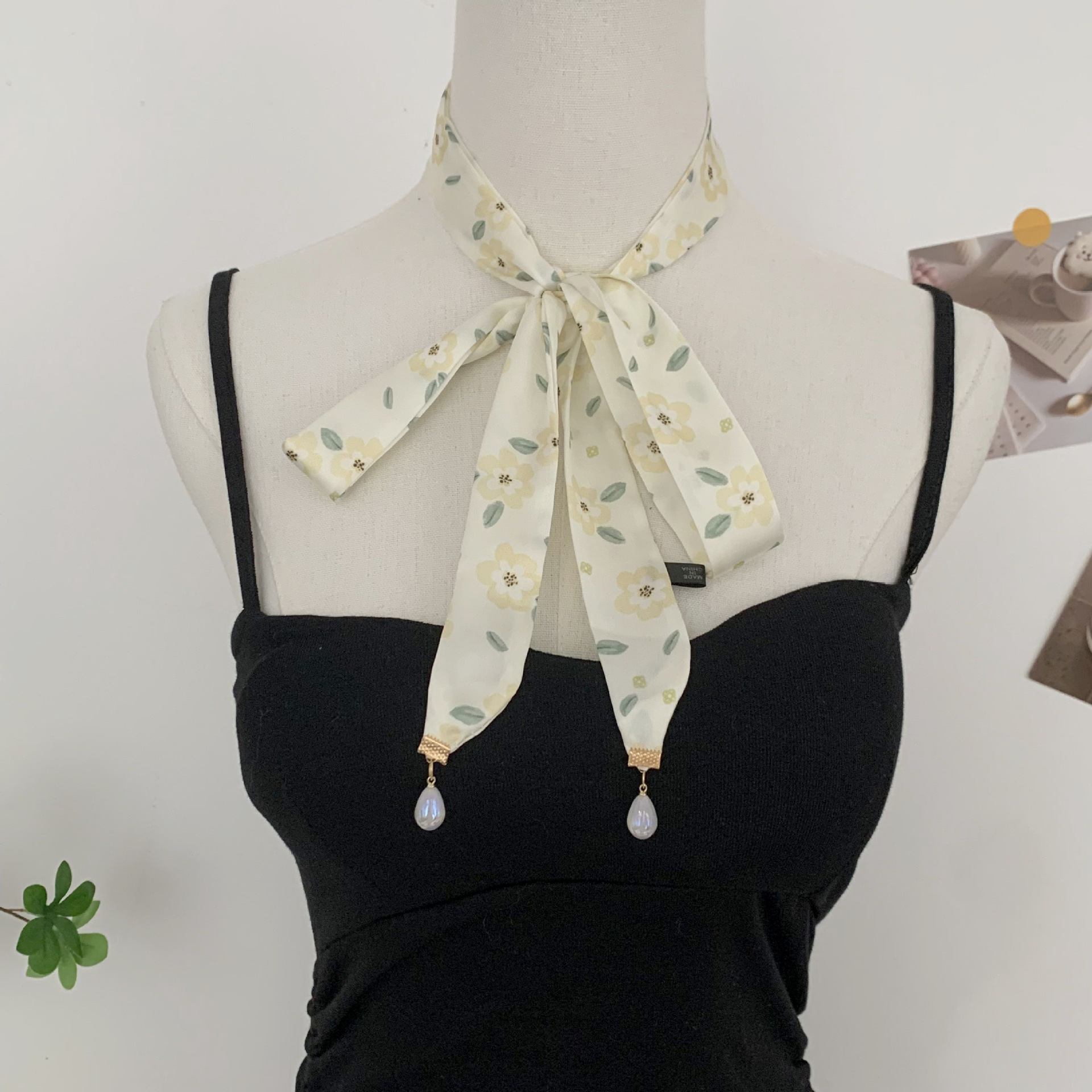 Bufanda de seda, sentido avanzado, nueva bufanda pequeña de verano, estilo antiguo, lazo, perla, colgante pequeño, pañuelo en la cabeza, cinta para el cabello atada, serpentinas para el cabello