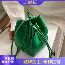 小众设计小包包女新款潮高级感手工编织水桶包百搭ins斜挎包