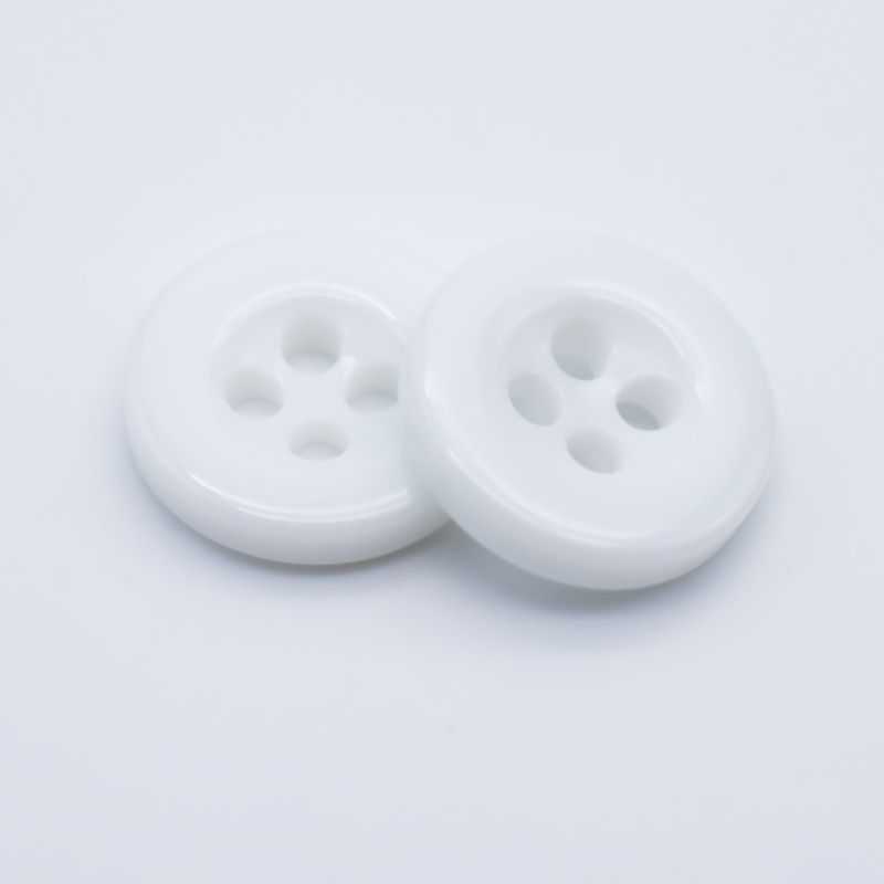 Venta al por mayor de color Botón de camisa de resina hebilla de cuatro ojos transparente blanco y negro Botón de pan teñido en stock botones