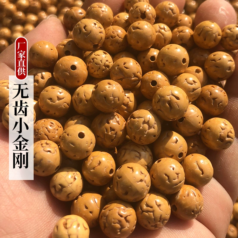 Производитель поставляет 108 беззубых бусин рудракшы, идеально круглых, с узором под кость, сухой полировки, на длинной нити.