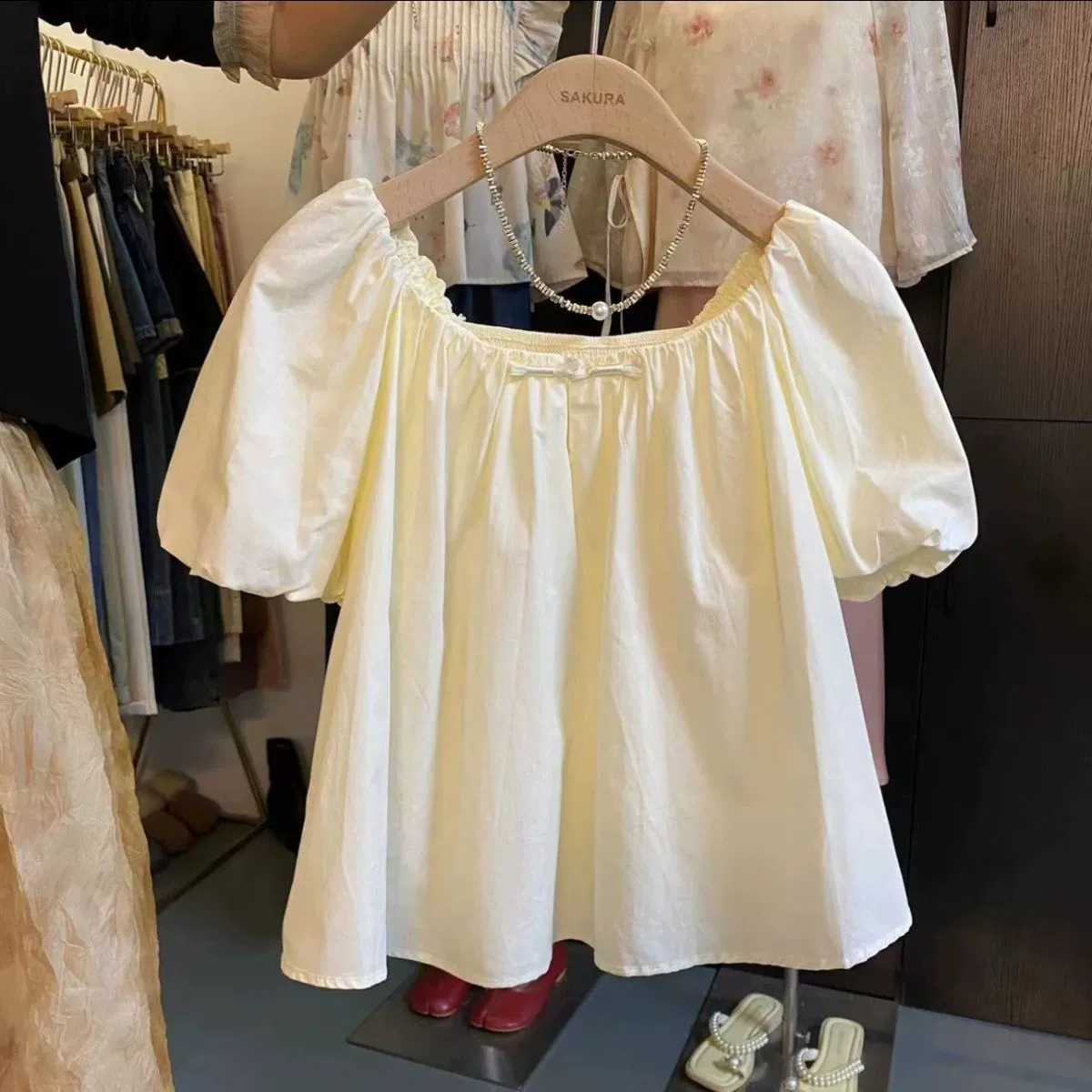 Женская рубашка с одним плечом, пышными рукавами и короткими рукавами, уменьшающая возраст, стиль 2025, с маленьким бантом, прямая продажа