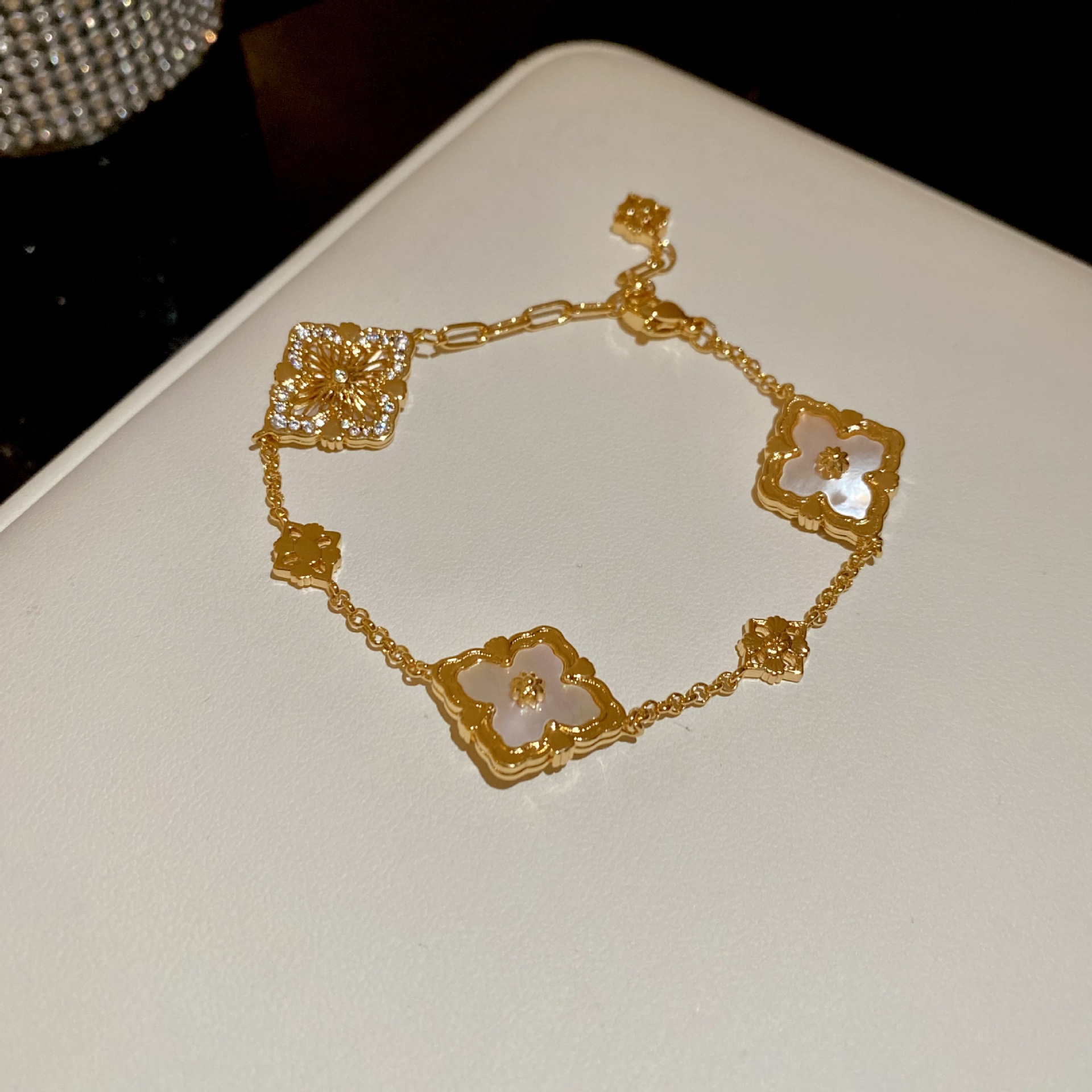 Pulsera de flores de metal transfronteriza europea y americana, nicho femenino, sentido de alta gama, pulsera simple y versátil, accesorios de joyería de lujo ligeros de moda