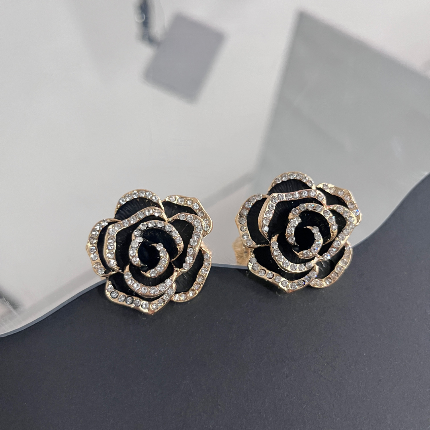 Exklusive Kamelien Brosche Elegante Damen Anstecknadel Luxuriös_voghion.com
