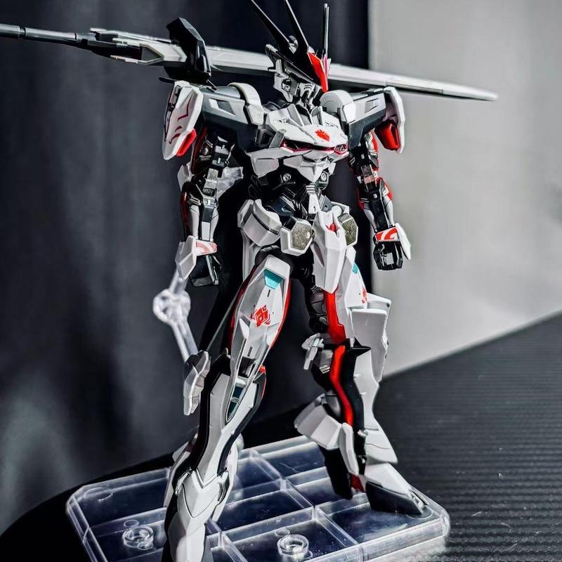 ガンダムのモデルはHGを組み合わせて自由戦士の飛翼MGユニコーンの赤い異端の機甲の手を襲撃しておもちゃを並べます。|undefined