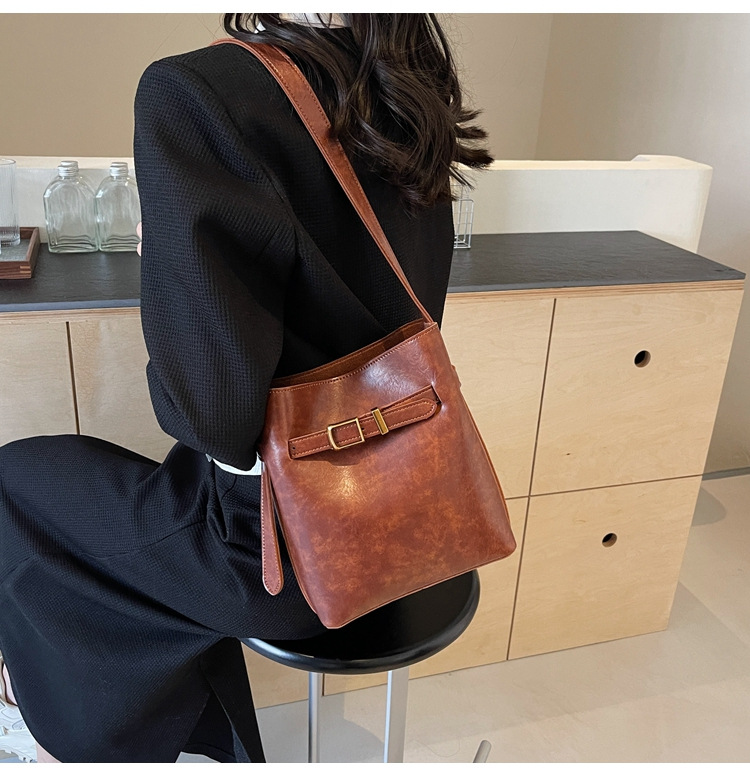 Women's Medium Pu Leather Solid Color Vintage Style Zipper Shoulder Bag display picture 7