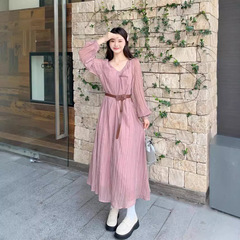 大きいサイズの婦人服の秋のvネックの優しい風は腰を収めてやせている気質が見えます。