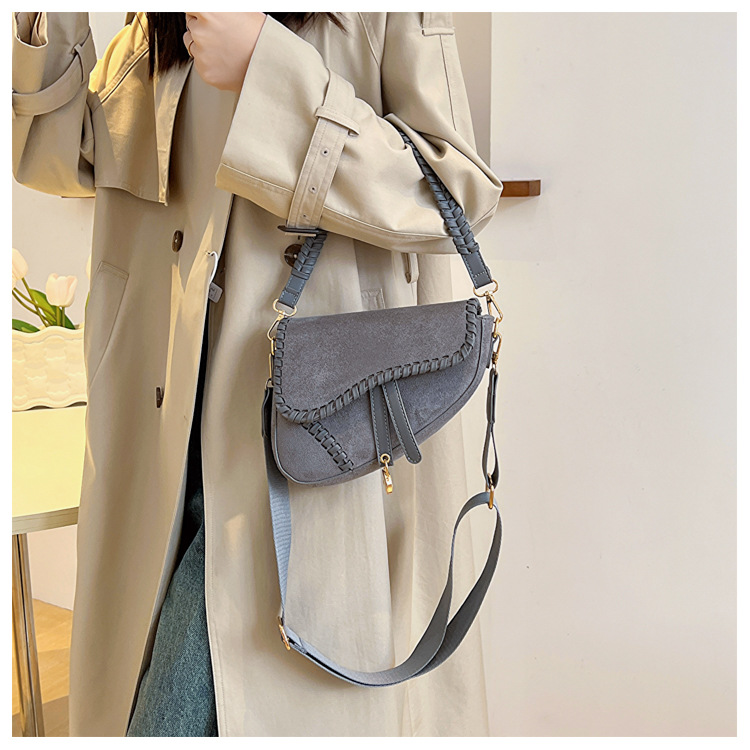 Styles de sacs à main chauds sur Facebook Sacs pour femmes 2024 automne nouvelle tendance de la mode sac de selle portable version coréenne simple givré épaule unique crossbod_voghion.com