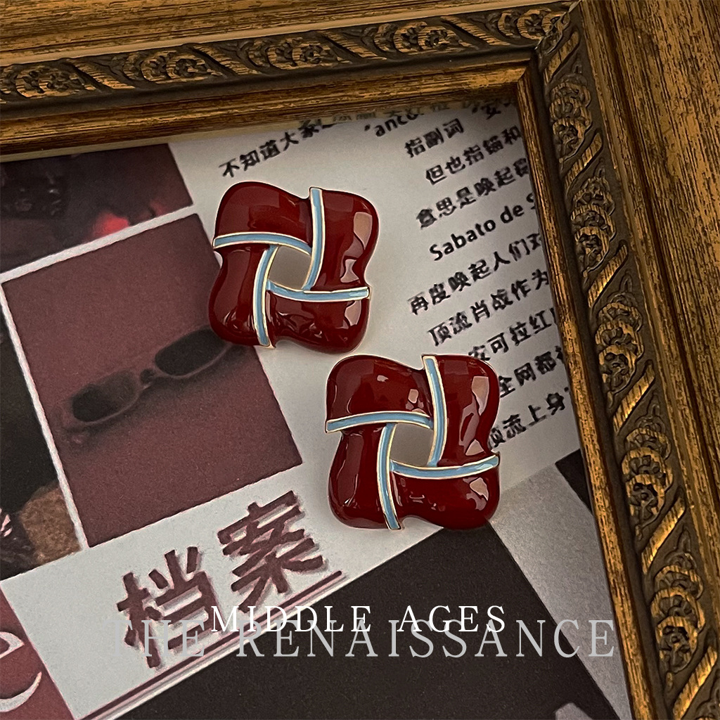 Vintage red and blue are elegant
Anchor red earrings dripping oil vintage French style