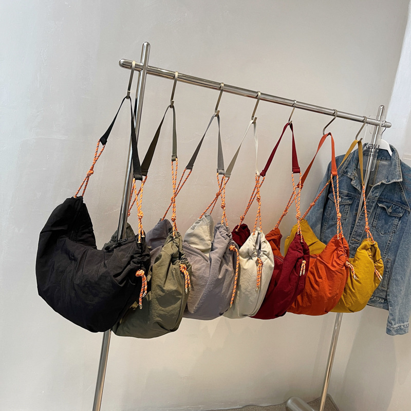 包包女包新款2022斜跨单肩包春款尼龙大容量饺子包简约复古购物袋