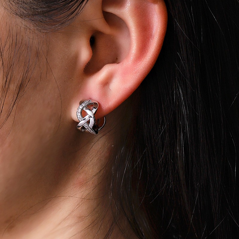 Flotador flotante repelente de mosquitos aretes de placa de incienso hembra viento frío Cruz metal en forma de C anillo de oreja clip de oreja sin temperamento perforado