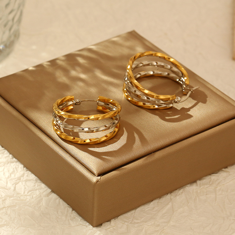 Pendientes de acero inoxidable degradado multicapa de costura circular de torsión de moda europea y americana Pendientes de todo fósforo de tendencia para mujer al por mayor