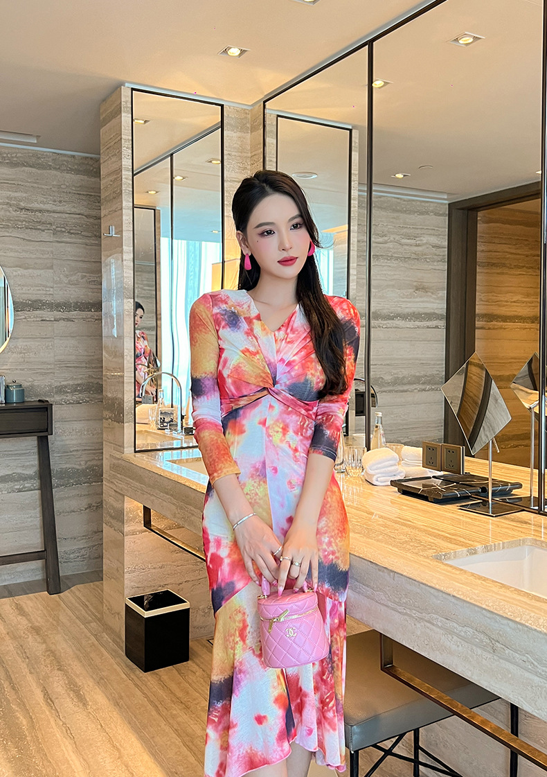 Đầm ôm body nữ cổ V dáng đuôi cá in họa tiết chuyển sắc — Màu sắc chi tiết 14