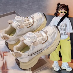 女の子の回転ボタンの運動靴2025年の春の新型ネットの通気性の男の子供靴の軽やかなファッションのブランドのお父さんの靴