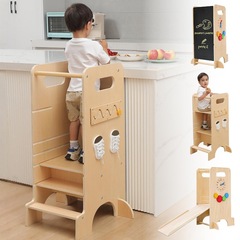木の子供の学習塔の赤ちゃんは階段を洗って腰掛けをします。