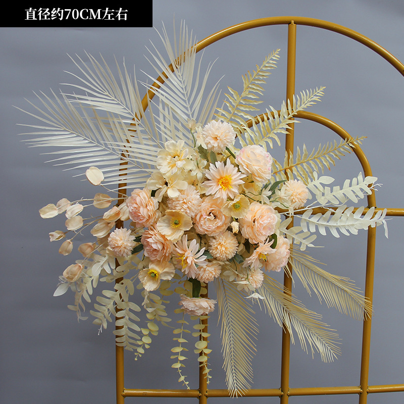 新商品の結婚祝いの大きいタイプの花を並べて絹の花の完成品の装飾をシミュレーションします。|undefined