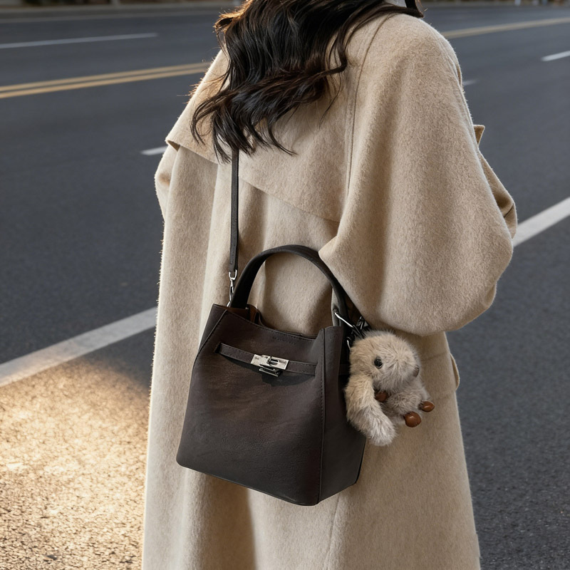 Transfronterizos otoño invierno hija bolsa retro versátil bolso de cubo portátil 2025 nuevo estilo de alta calidad sensación de hombro mochila moda