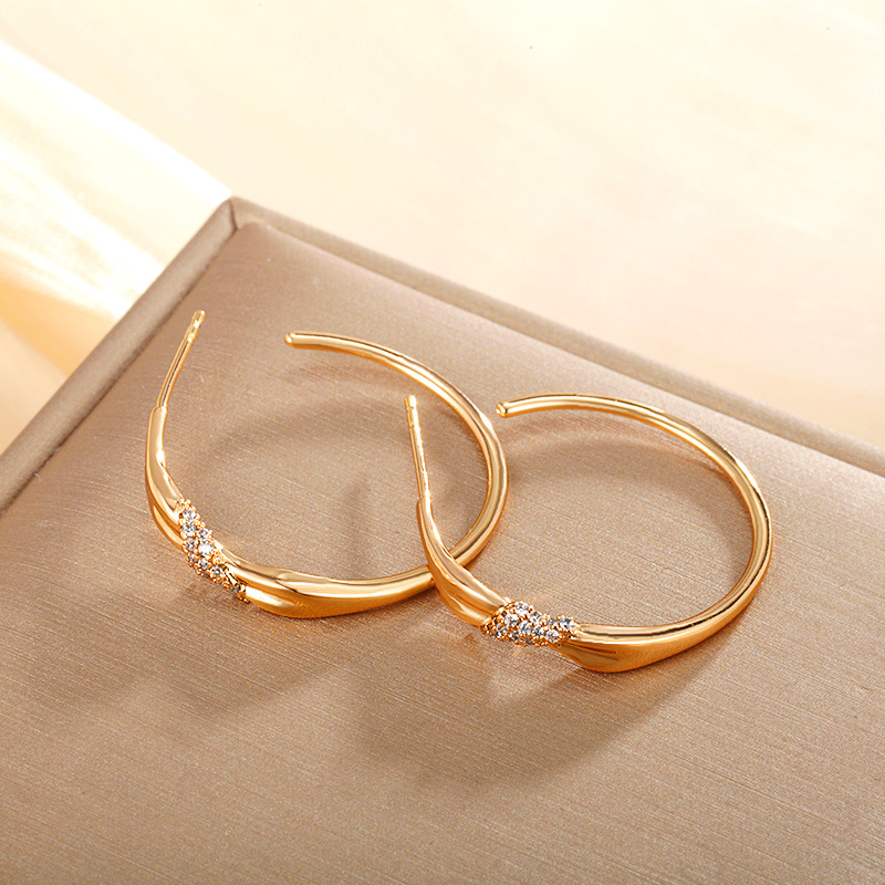 Xu Ping Jewelry Pendientes brillantes en forma de C retro de alta gama de Corea Pendientes de mujer Lujo ligero y estilo frío Pendientes simples