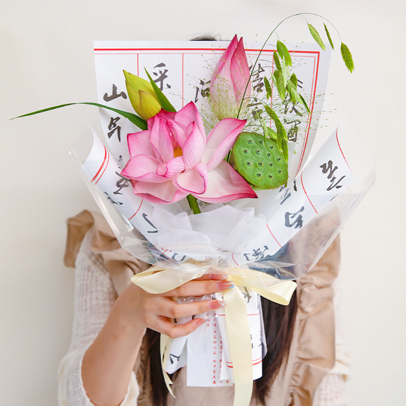 Papel kraft con caligrafía china para envolver flores y ramos