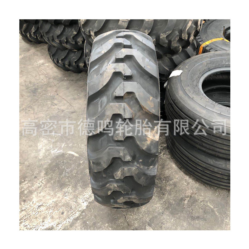 Los fabricantes suministran neumáticos agrícolas 10,5/80-12 neumáticos para cortacésped