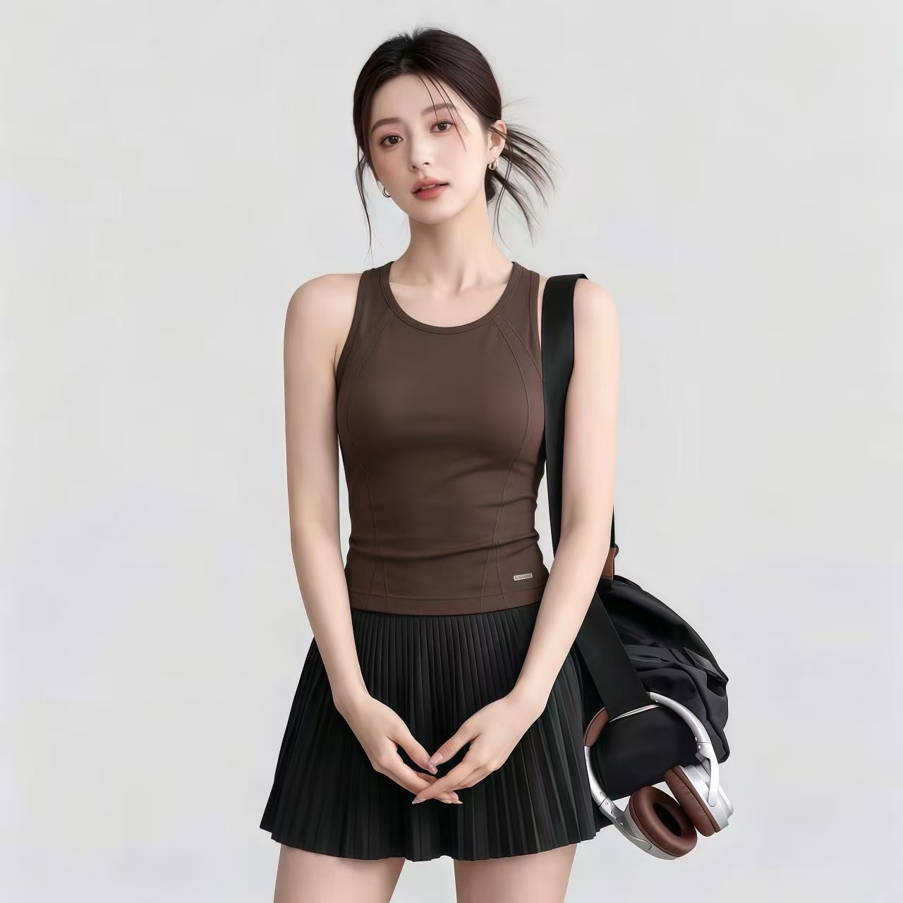 American-style minimalist yoga tank top for women with a small high collar, built-in chest pads, high elasticity, close-fitting, sleeveless sports top