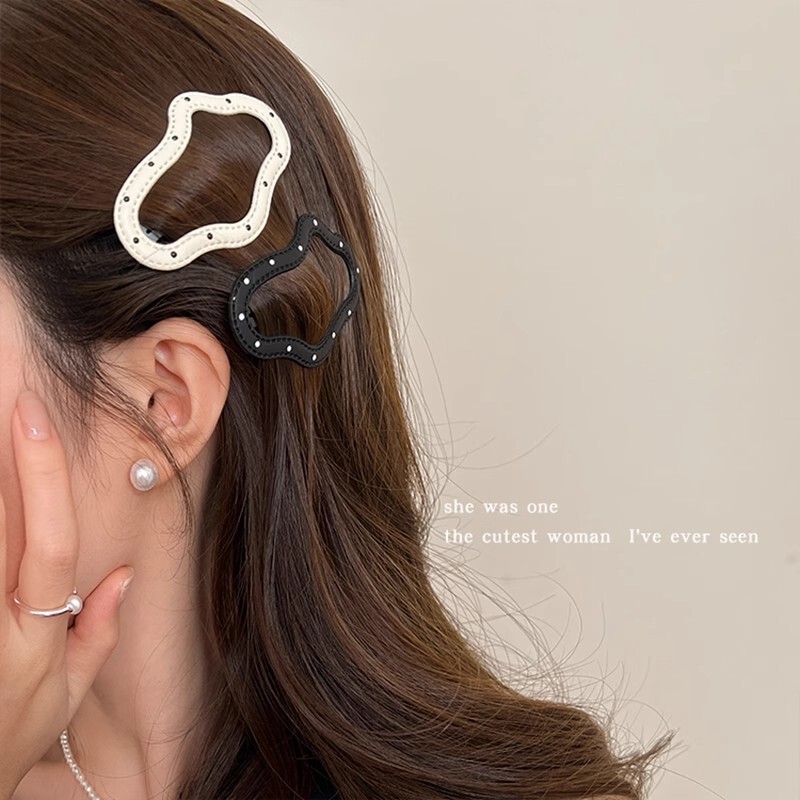 黒と白の水玉模様のレザーヘアクリップ、女性の額の前髪クリップ、甘くてクールなホットガールBBクリップ、シンプルなサイドクリップヘアクリップヘッドドレス|undefined