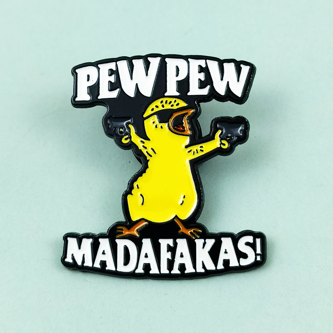 Dibujos animados transfronterizos doble pistola pequeña insignia de pato amarillo creativo atractivo divertido joyería de aleación ropa mochila accesorios broche