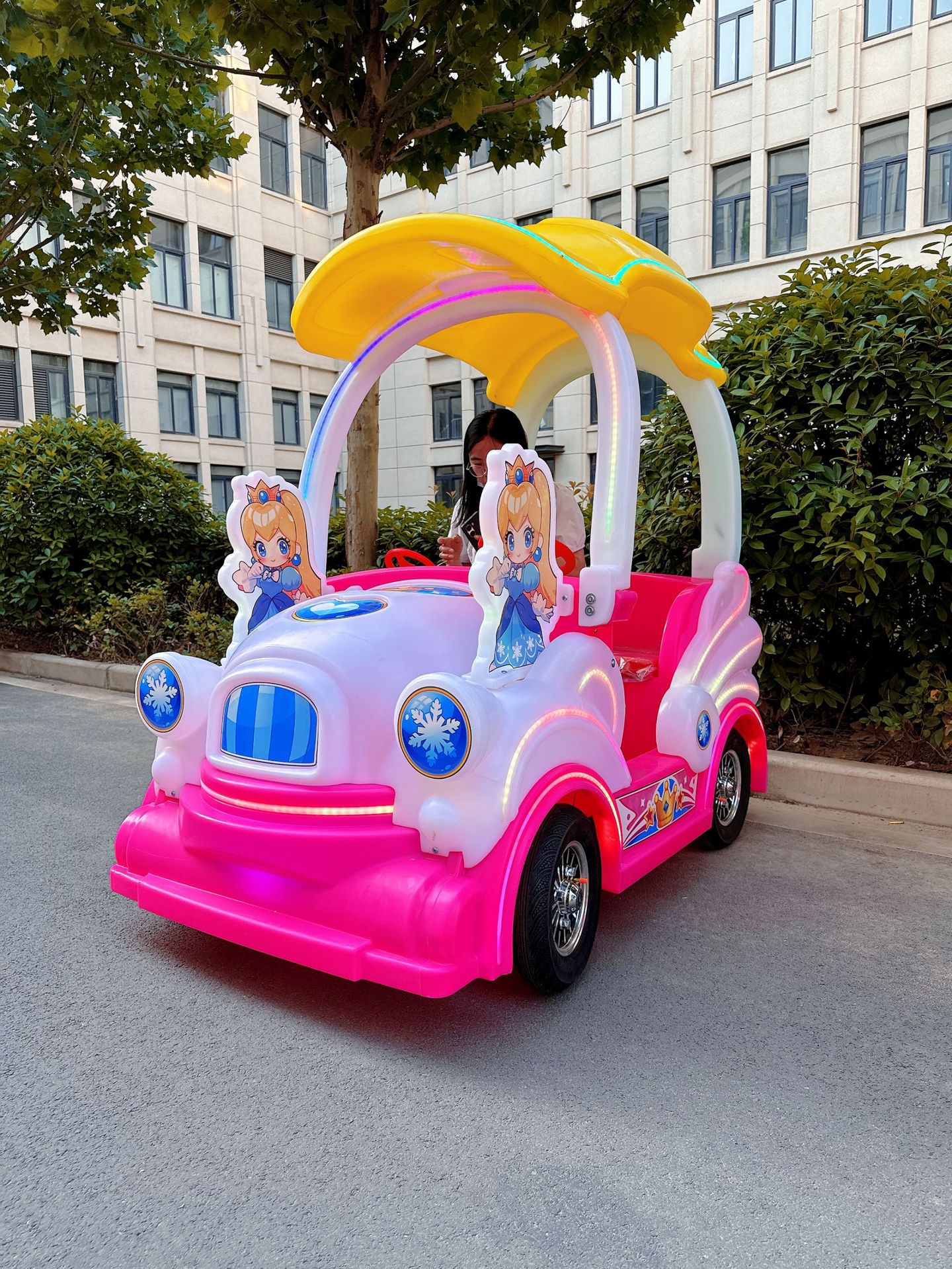 Indoor de alta gama coche de juguete eléctrico para niños cuadrado iluminante coche de atracciones de fibra de vidrio gran rueda coche de atracciones