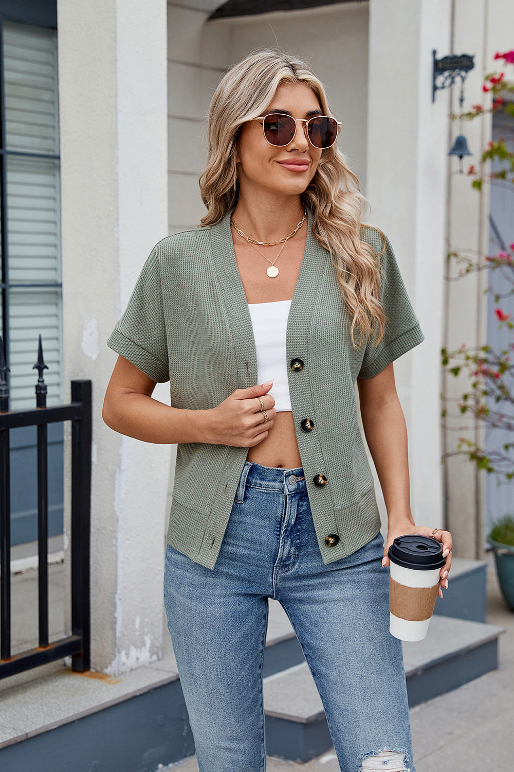 Damtopp i våffelstickat med v-ringning och knappar_voghion.com