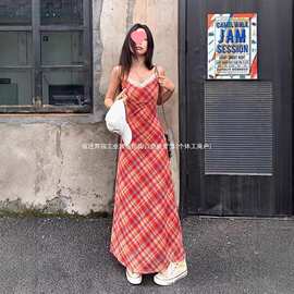 法式红色格子蕾丝吊带连衣裙女夏季裙子修身包臀裙气质度假风长裙