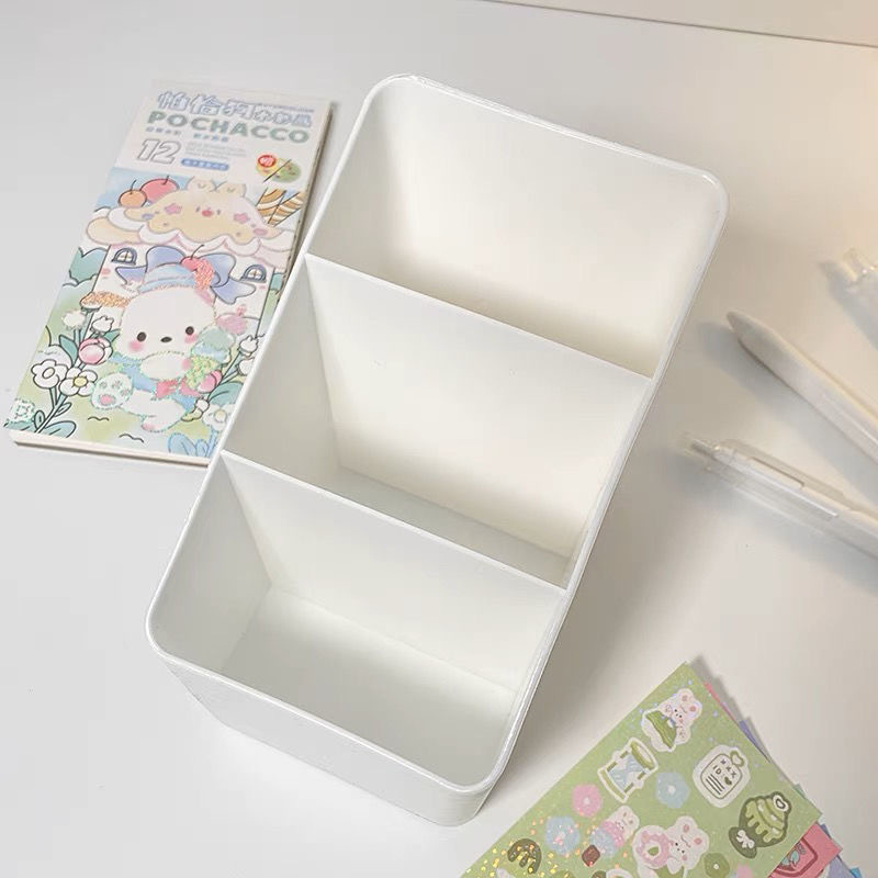 La Sala de estar del dormitorio de la esquina perezosa tiene una caja de almacenamiento de escritorio de oficina de plástico multifuncional y una caja de almacenamiento de cosméticos.