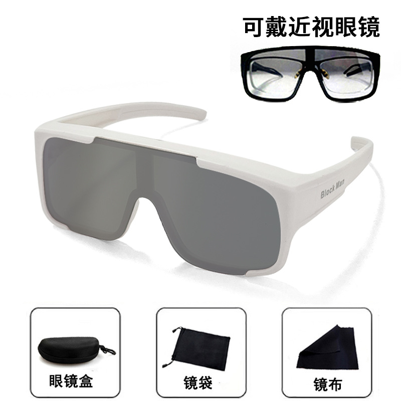 Серый лист в белой оправе