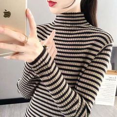 2023秋冬ファッションの洋風の底のシャツの長袖のストライプのセーターの女性の半高の襟の修身の中で色のニットの服を合わせます。